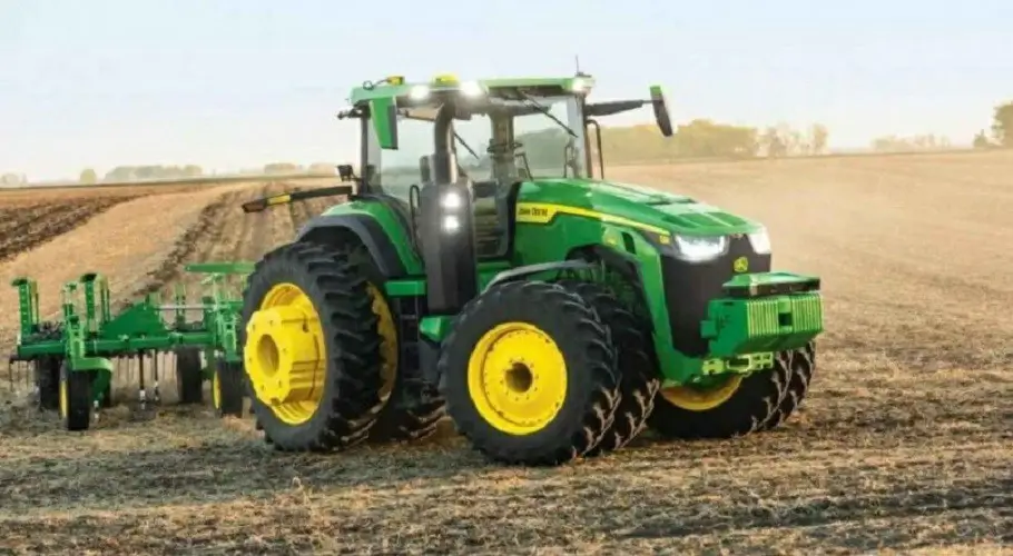 trator aut&ocirc;nomo operando em fazenda