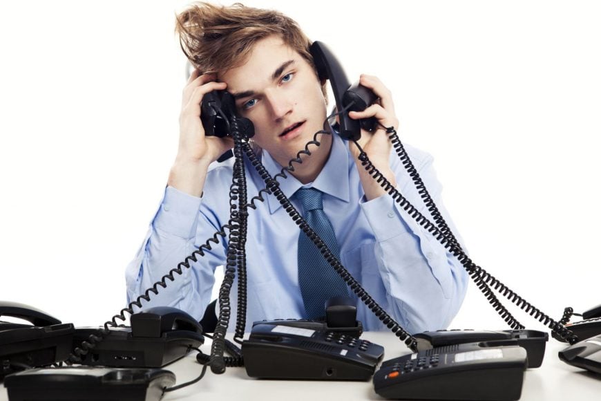 imagem de um homem atendente de telemarketing triste