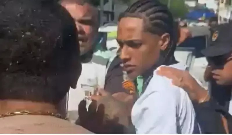 imagem do oruam sendo preso em fevereiro por dire&ccedil;&atilde;o perigosa