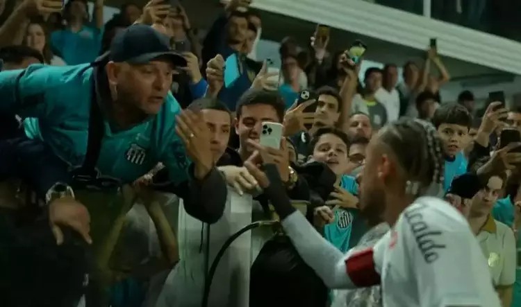 imagem do neymar e o torcedor batendo boca