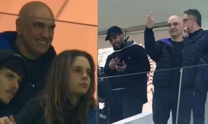 imagem de moraes ministro do supremo tribunal federal (STF) mostrando o dedo do meio