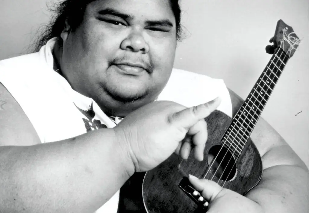 Israel Kamakawiwoʻole tocando ukulele durante apresenta&ccedil;&atilde;o musical