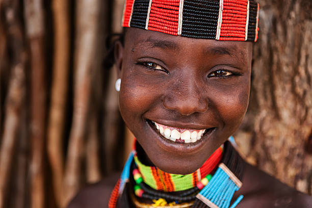 O segredo do sorriso natural de uma tribo africana que dispensa pasta de dente