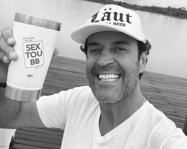 Henrique Maderite sorrindo com seu chap&eacute;u caracter&iacute;stico, representando a alegria da sexta-feira.