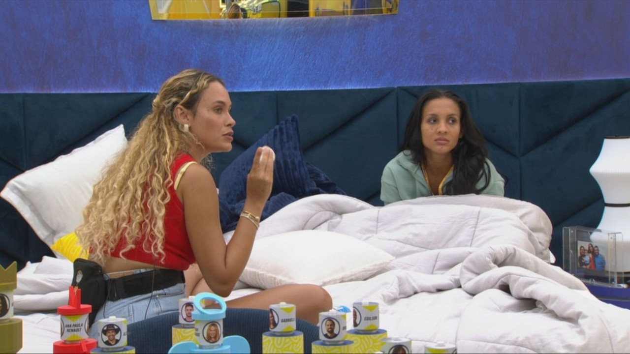 Participantes do BBB 26 conversando no quarto durante a madrugada sobre estrat&eacute;gia de vota&ccedil;&atilde;o.
