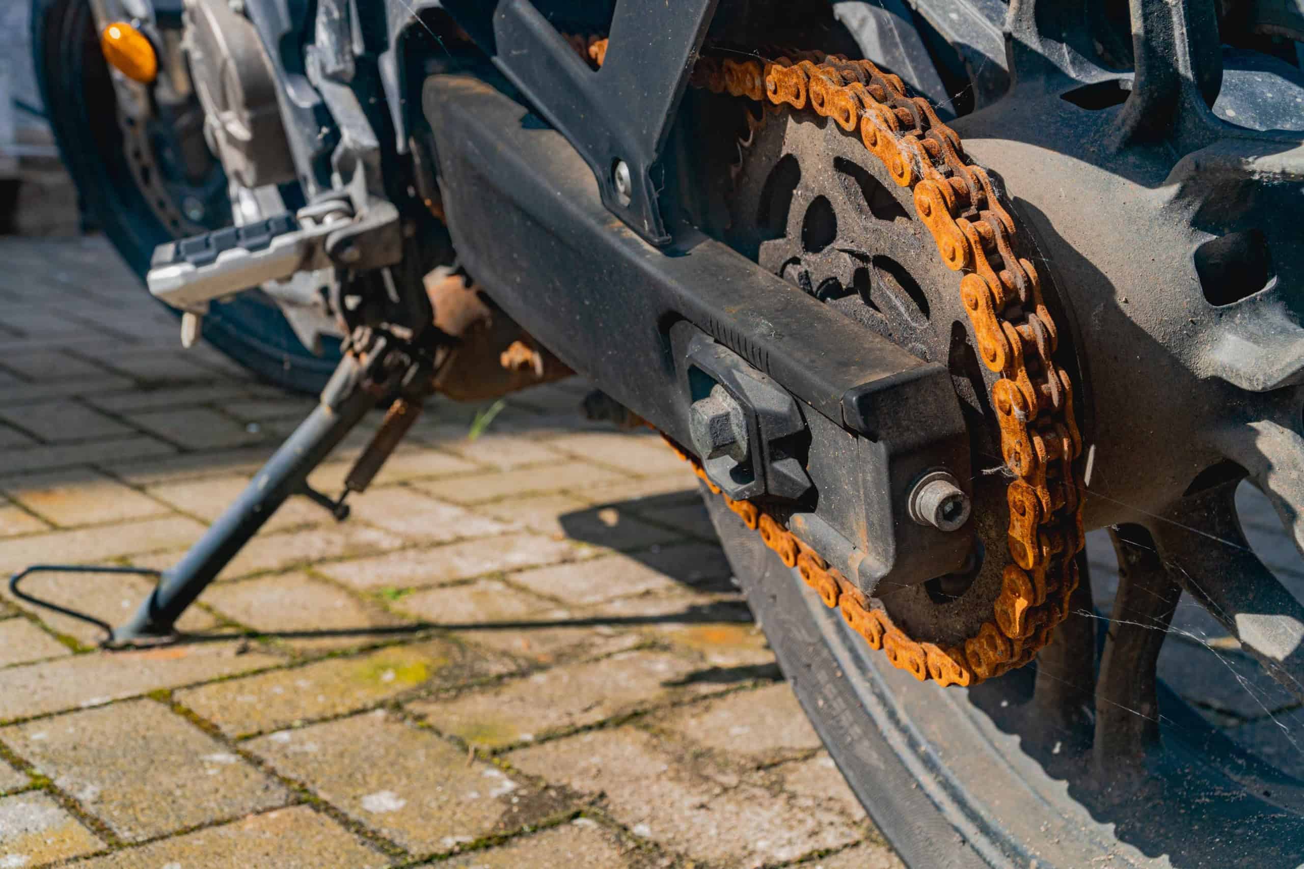 Imagem: Por que a corrente da sua moto pode ser sua melhor amiga ou sua pior inimiga